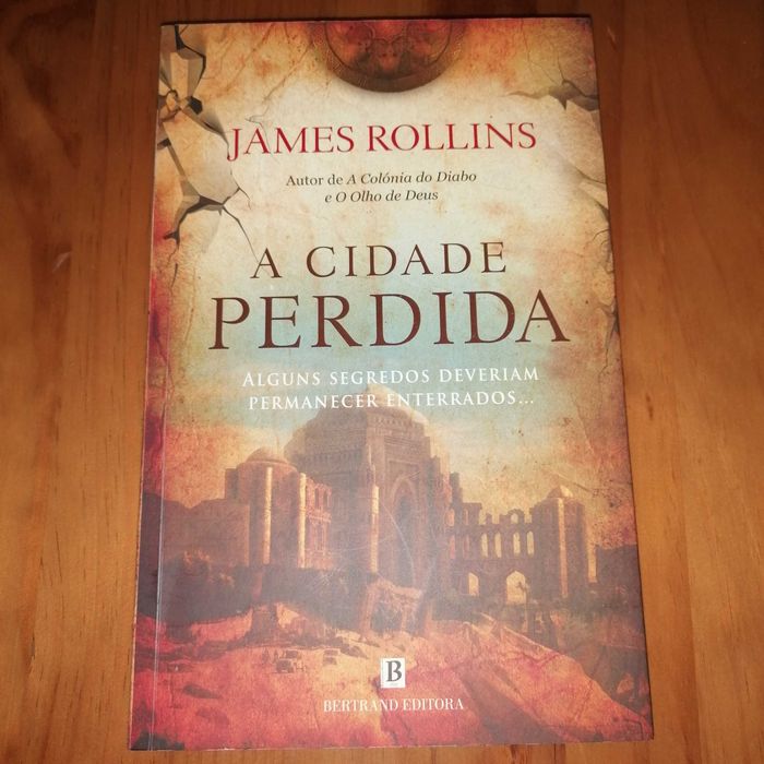 A Cidade Perdida de James Rollins, em bom estado e sem dano.