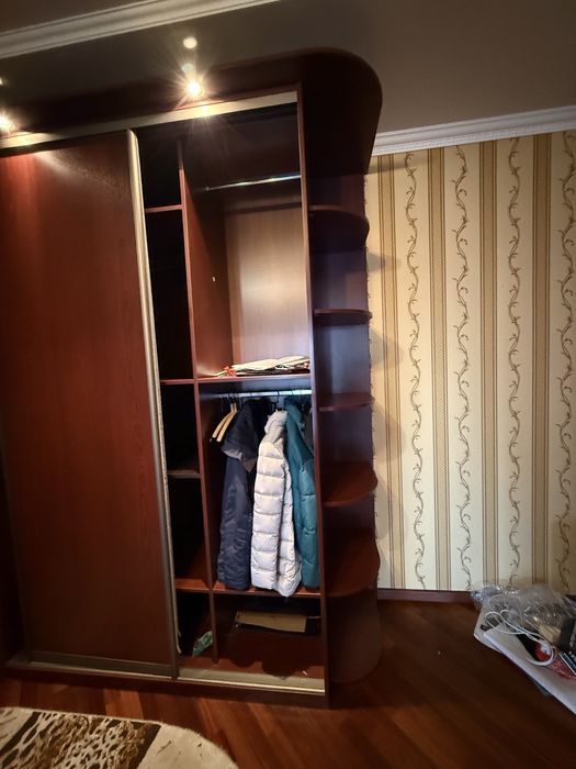 Велика шафа купе з двома дзеркалами