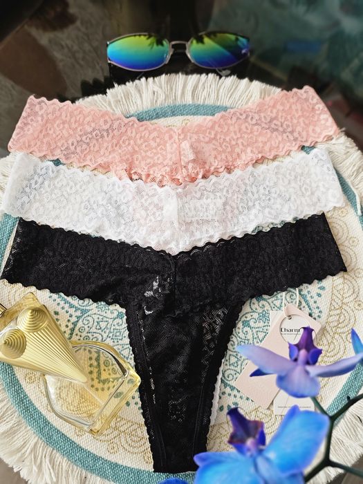 Seksowne koronkowe stringi w kolorze czarnym.