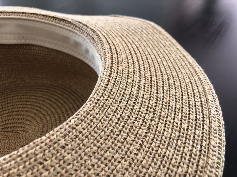 Капелюх жіночий, бежевий.