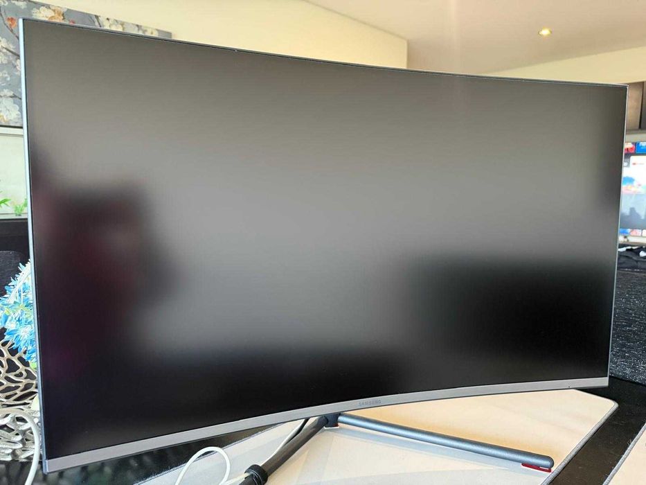 Monitor Curvo SAMSUNG LU32R590CWRXEN (31.5'' - 4K Ultra HD - IPS)