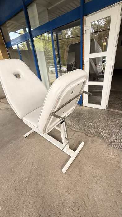 Fotel bialy kosmetyczny mechaniczny jak na zdjeciu