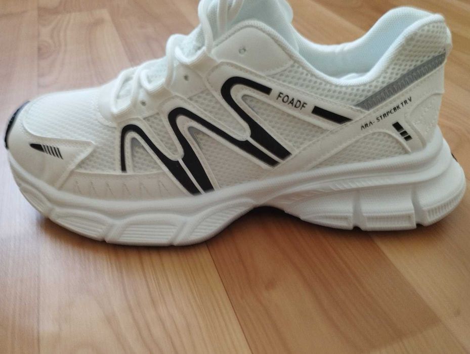 Нові чоловічі кросівки     43-44 ( за стелькою 27.5 - 28.0 см ) 550 гр