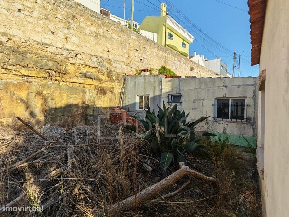 Moradia T3 em Cascais para reabilitação total, com projeto aprovado