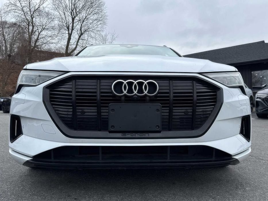 Audi e-tron Premium quattro      2022