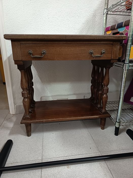 Mesa de apoio com gaveta