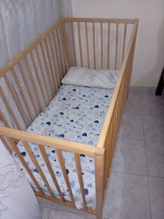 Berço de bebé com acessórios