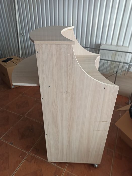 Стойка-ресепшн на съёмных колёсиках. Самовывоз. Высота 130,ширина 75.