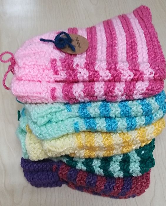 Botas às risquinhas azuis.