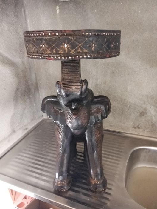 Estatuetas em madeira