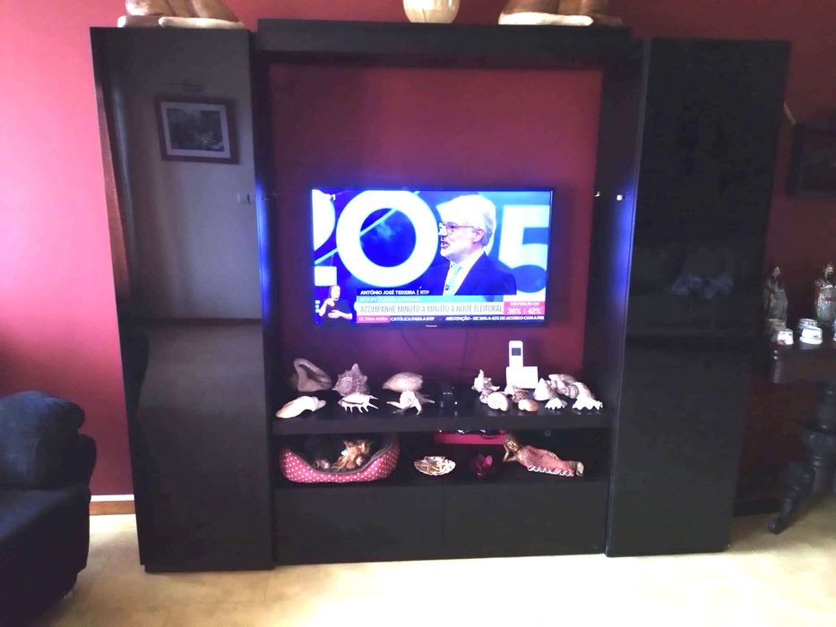 Móvel Moderno Preto com Portas Espelhadas