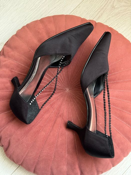 Чорні сатинові атласні туфлі, каблуки, кітен хіл, взуття зі стразами
