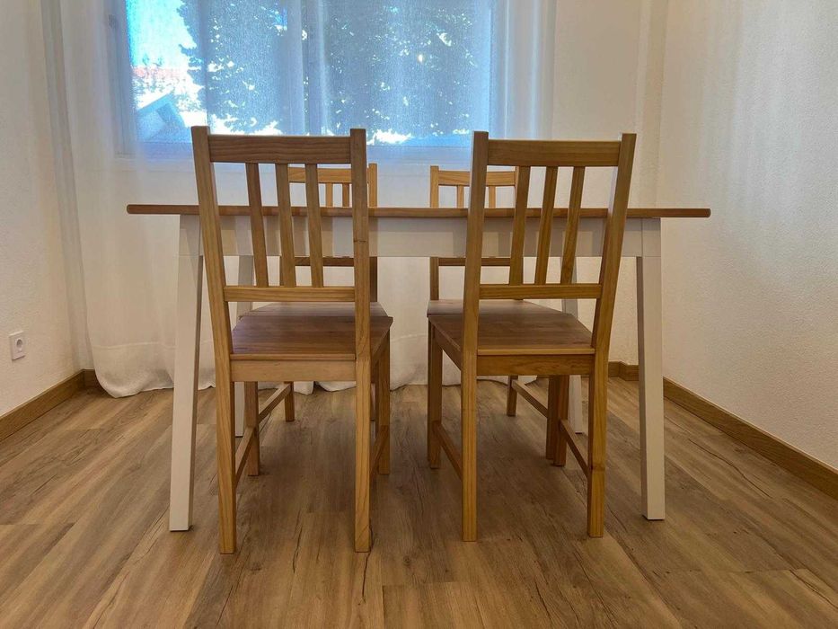 Conjunto de mesa e 4 cadeiras Ikea