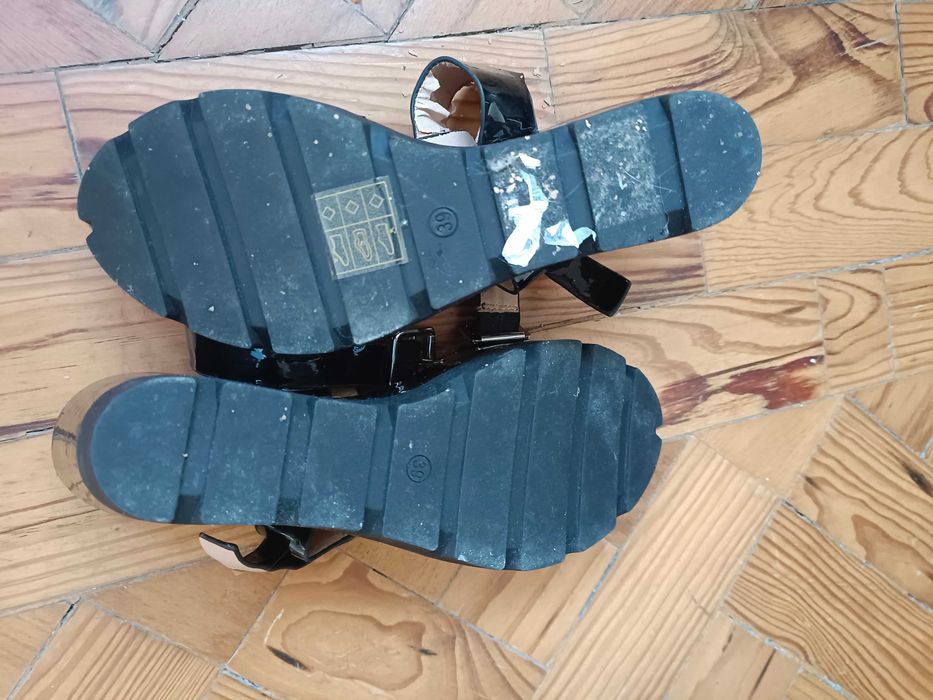 Sandálias verniz preto novas!