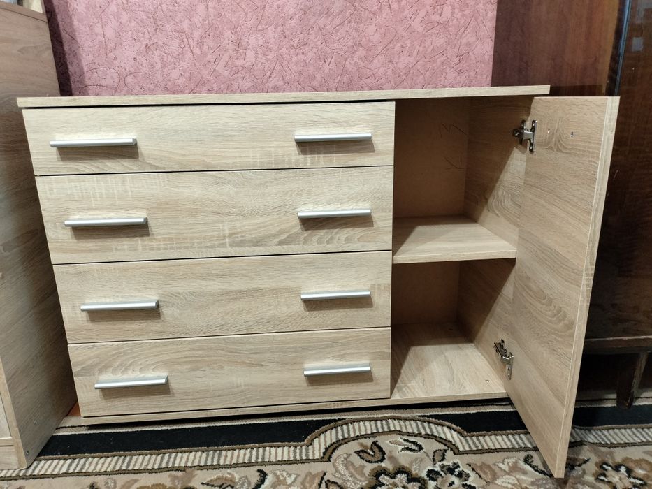 Комод у гарному стані, дуб сономаСамовивіз у м. Суми. Доставки немає.