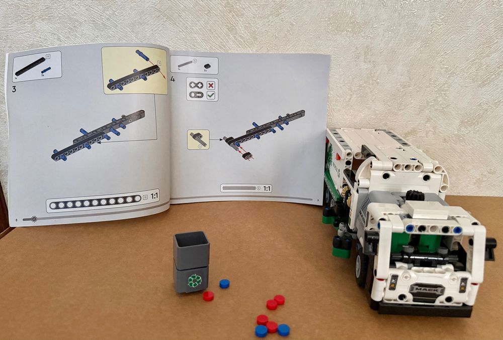 Конструктор LEGO Technic Сміттєвоз Mack LR Electric (42167),вік 8+