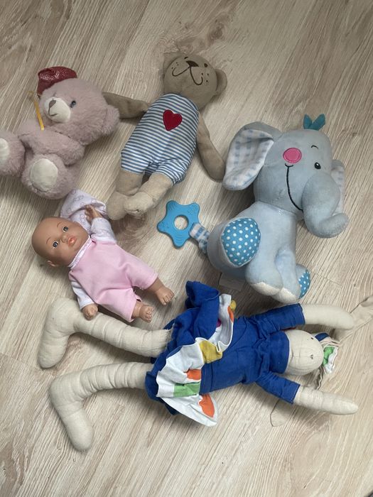 Zestaw pluszaków plus laleczka