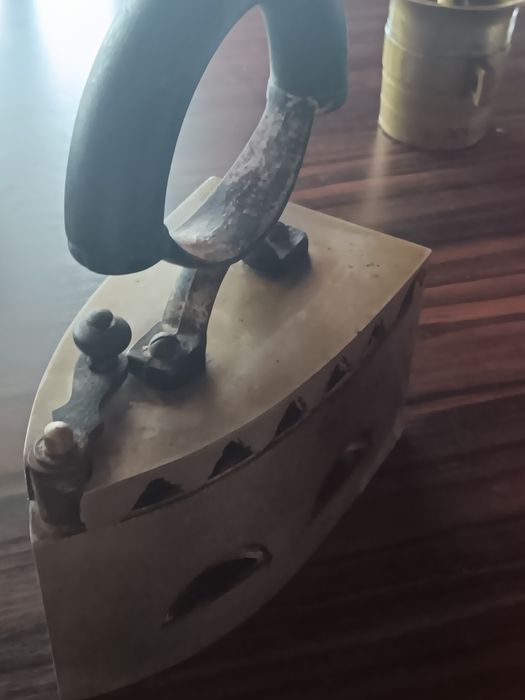 Stare żelazko na węgiel – żeliwne antyk z duszą