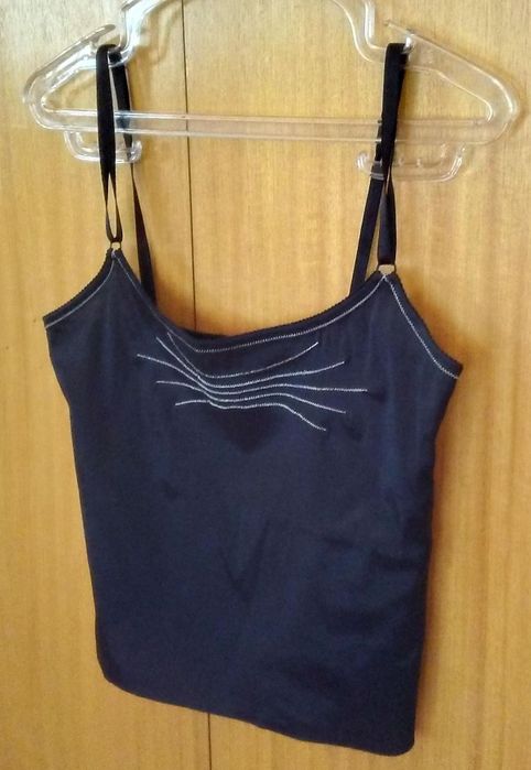 Vendo três peças de roupa.