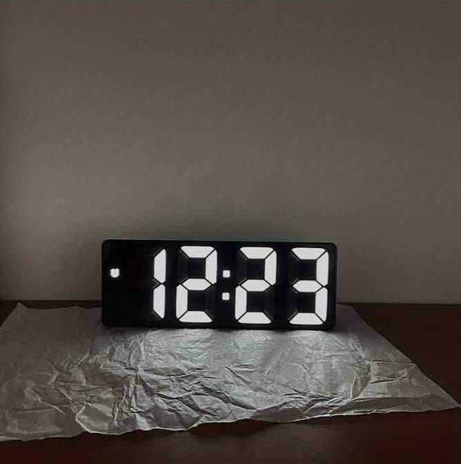 Zegar elektroniczny cyfrowy z budzikiem zasilany bateriami lub z USB