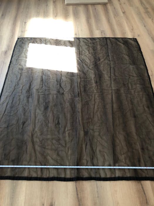 Dois pares cortinados preto