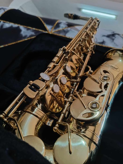 Saxofone alto com 3 meses de uso