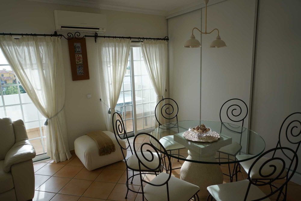 Conjunto de mesa e cadeiras de sala de jantar