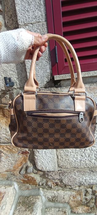 Mala praticamente nova.