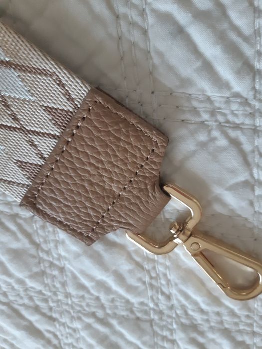 Alça para malas em tons creme