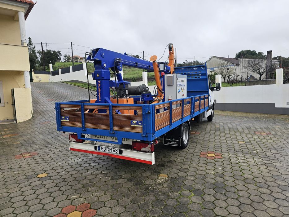 Grua para montagem e extração de bombas de furos