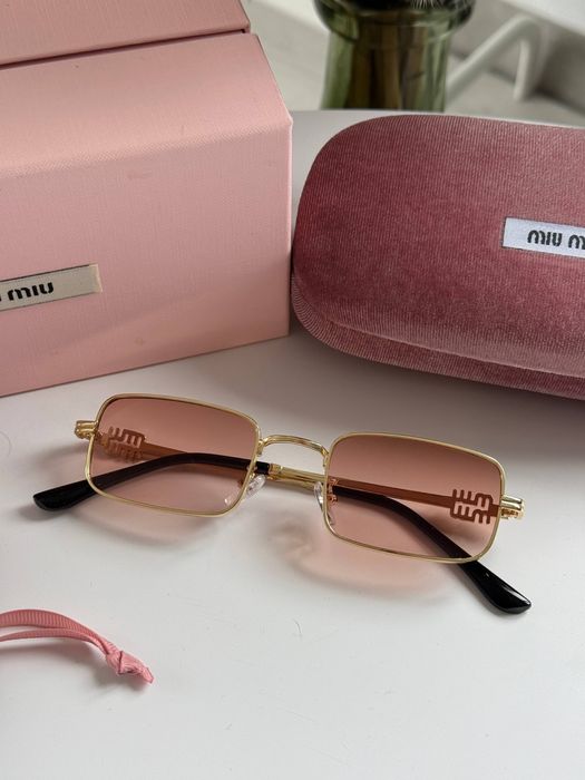 Жіночі сонцезахичні окуляри Miu Miu
