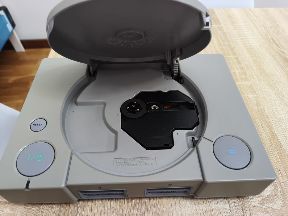PlayStation 1 (Fat) + Comando Original – Pronta a ler Backups