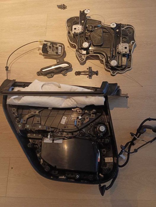 Тесла модел 3 двері праві передня і задня