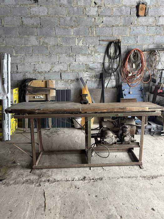 Stół warsztatowy z imadłem szlifierką i kompresorem
