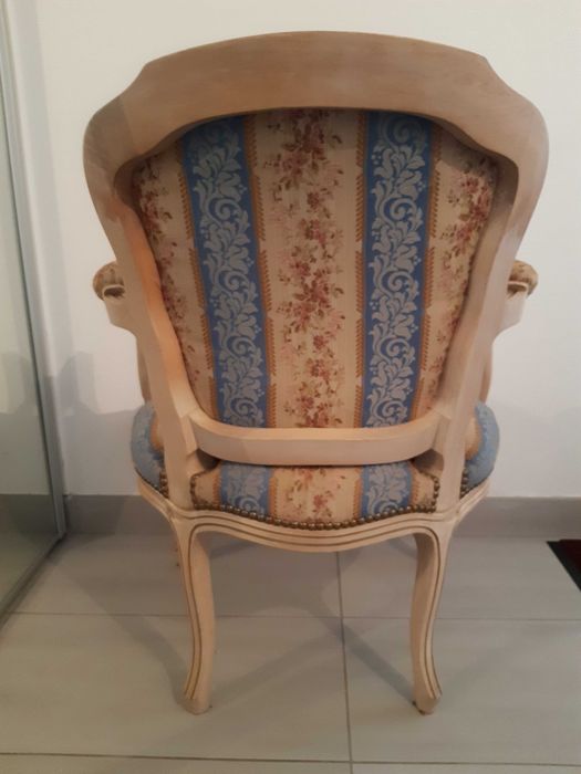 cadeira almofadada estilo Louis XV em excelente estado.