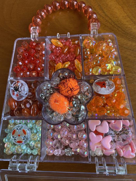 Conjunto miçangas pequenas e grandes coloridas