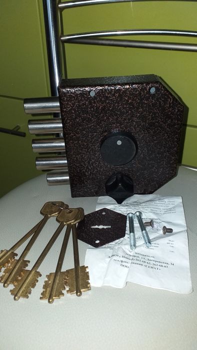 Продам накладной замок Сенат с ночником задвижкой.