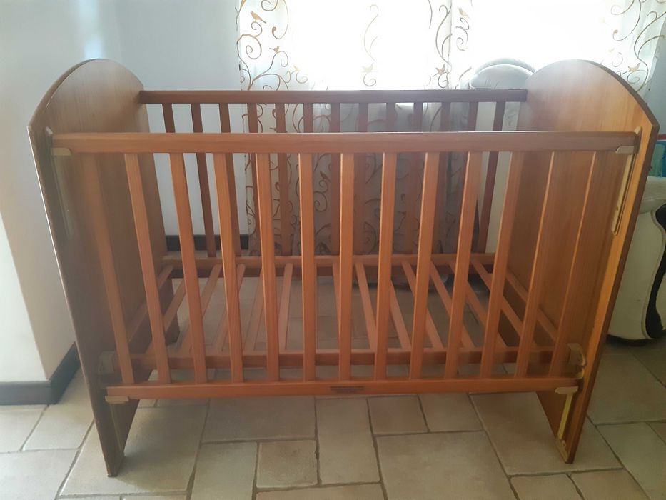 Cama bébé em madeira maciça da Pueri com estrado regulável em altura