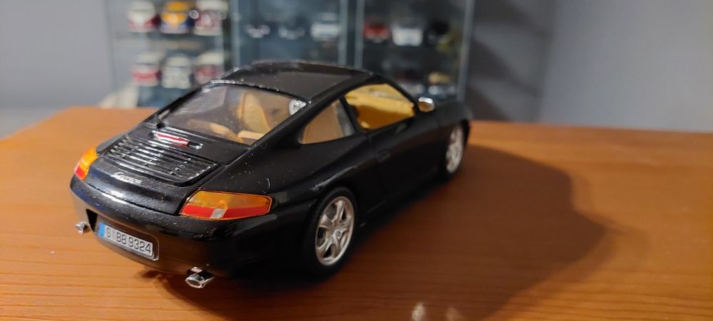 Model 1:18 Porsche 911 Carrera Bburago