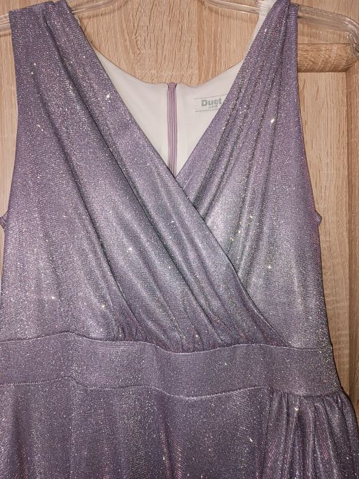 Efektowna, błyszcząca sukienka