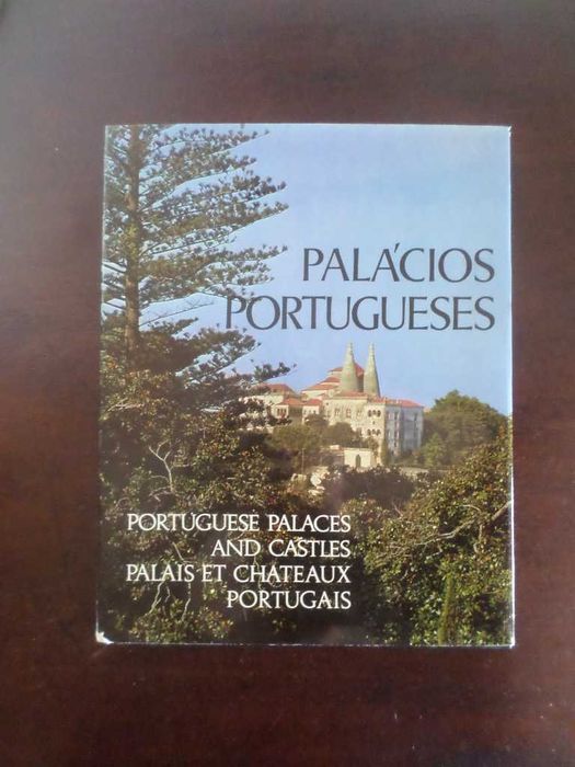 Livros de Raul Lino e outros sobre monumentos nacionais