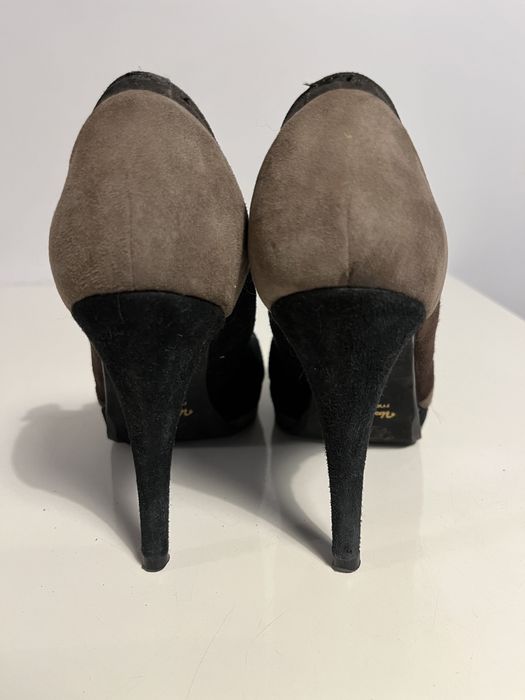 Sapatos de senhora de camurça