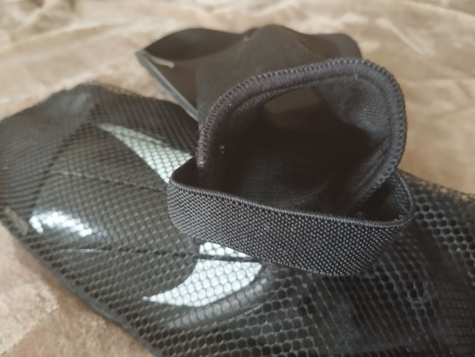 Ochraniacze piłkarskie, nagolenniki Nike L