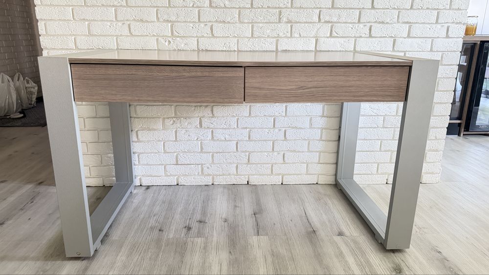 Biurko VOX Modern 140 × 70 cm – 2 szuflady – bardzo dobry stan