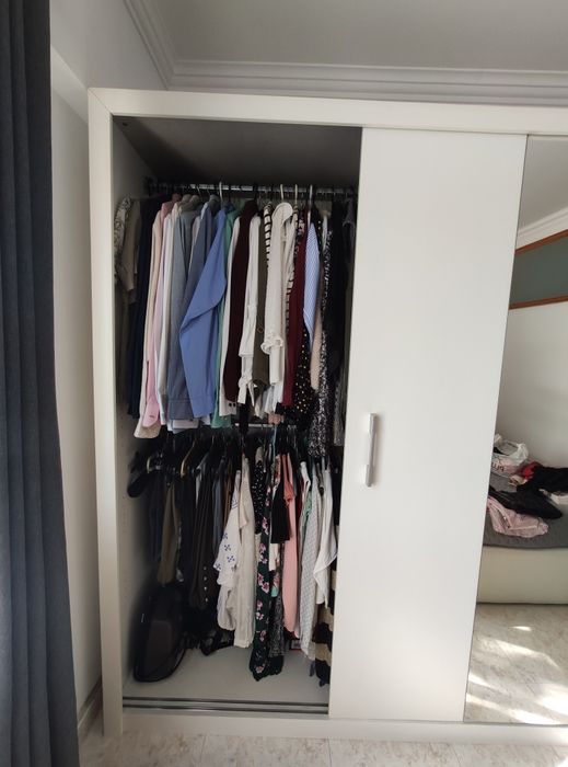 Roupeiro branco com espelho