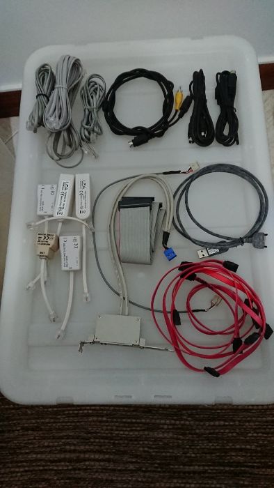 Vários cabos para PC e telefone