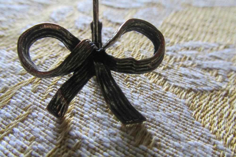 Brincos em laço dourados