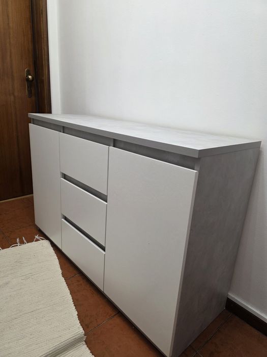 Aparador cinza e branco