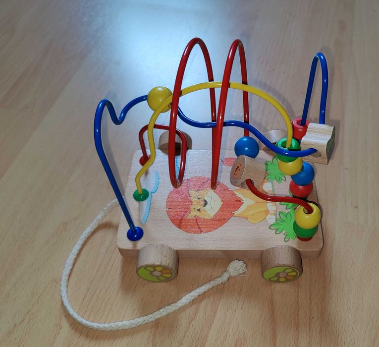 Labirynt przeplatanka na kółkach lew