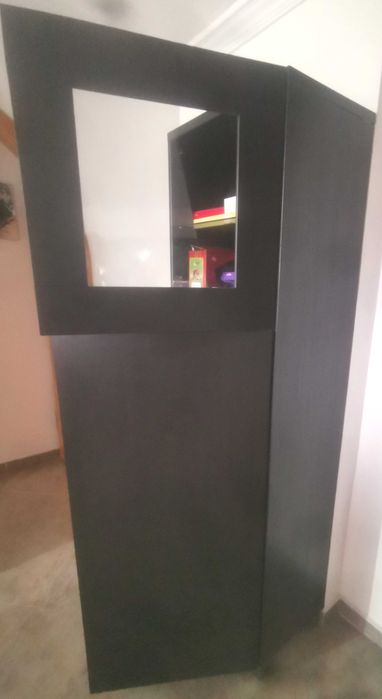Móvel de sala com bastante arrumação,da para colocar porta de vidro,alterar altura das prateleiras, colocar gavetas bastante versátil.